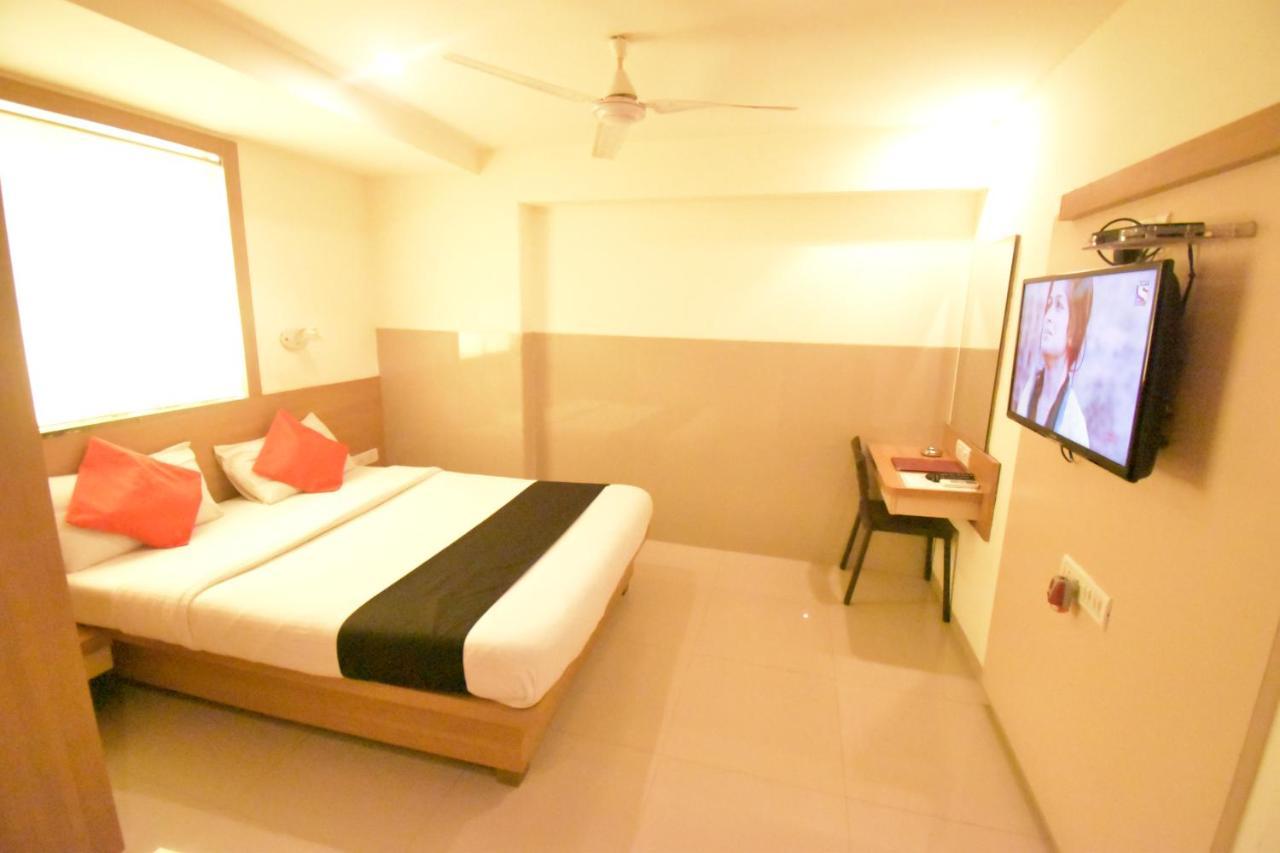 Hotel Everest Navi Mumbai Exterior photo